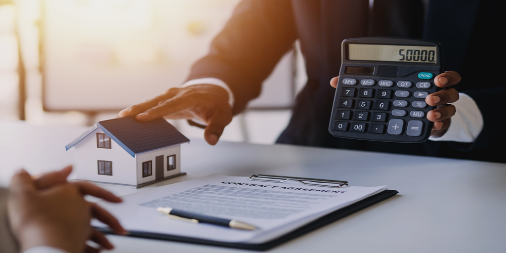 Investor negotiating a offer to a home owner in pre-foreclosure